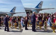 Трамп "зажег" прямо на аэродроме по прибытию в Малайзию (видео)