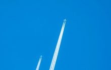 Чому за літаками залишаються білі сліди: прихована загроза, про яку мало хто знає