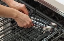 Вилки и ложки будут блестеть как новые: вот что нужно положить в посудомойку перед запуском