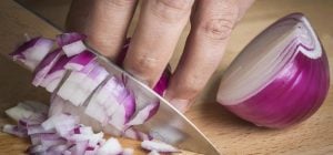 Як відмити руки від запаху цибулі: шеф-кухарка назвала 4 перевірені лайфхаки