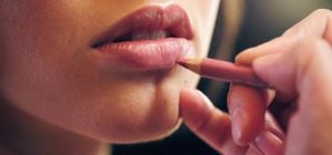 Главный трюк для губ из 90-х возвращается: пошаговая инструкция