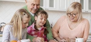 День бабусь і дідусів 2025: як привітати тих, хто подарував нам дитинство
