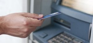 Банкомат деньги списал, но не выдал: инструкция, как вернуть их обратно