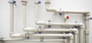 Конденсата на трубах в ванной больше не будет: вот что нужно сделать