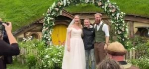Зірка "Володаря перснів" неочікувано прийшов на весілля фанів у Хоббітоні (відео)