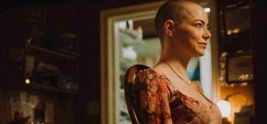 Йоргос Лантимос снова шокирует зрителей: обзор фильма "Бугония" с Эммой Стоун