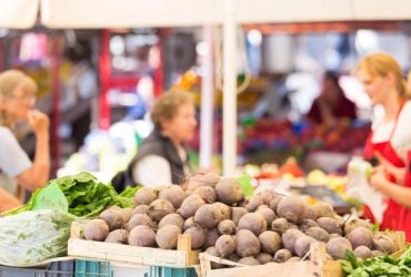 Помідори різко здешевшали, картопля вже дорожчає: які ціни на ринку зараз