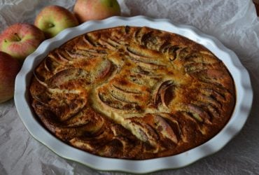 Як спекти смачний яблучний пиріг із корицею: рецепт з найдоступніших інгредієнтів
