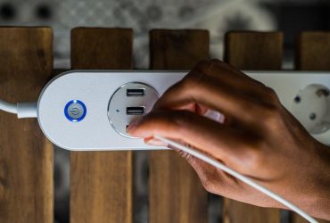 Які прилади треба вимикати з розетки, виходячи з дому: через них ви платите на 30% більше