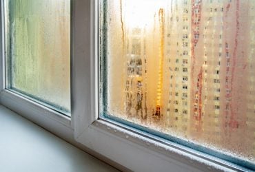 Окна больше не текут: это домашнее средство за копейки избавит от конденсата