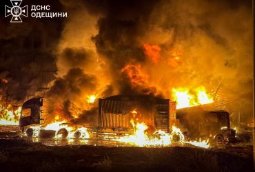 РФ вдарила дронами на Одещині: у порту зайнялася масштабна пожежа, є поранені (фото)