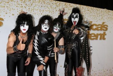 Лідер легендарного гурту KISS потрапив в аварію: що відомо про його стан