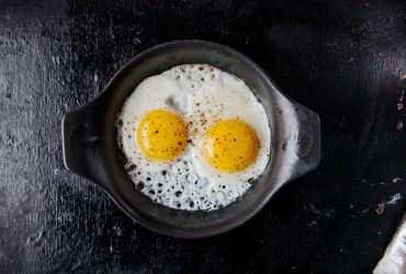Ідеально просмажені яйця з рідким жовтком за рецептом шеф-кухаря лише за 1 хвилину