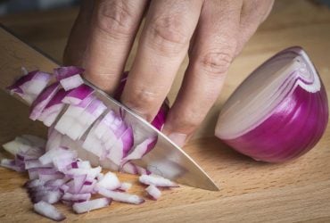 Як відмити руки від запаху цибулі: шеф-кухарка назвала 4 перевірені лайфхаки