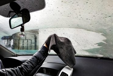Что делать, чтобы не запотевали окна в машине: эксперты назвали копеечный трюк