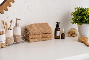 Що ніколи не варто зберігати на поличці у ванній кімнаті: експерт назвала топ-5 речей