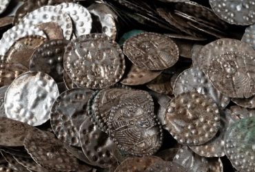 Чоловік копав черв'яків, а знайшов величезний середньовічний скарб