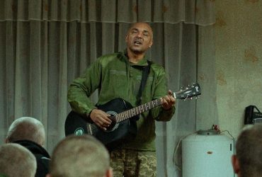 Наказ - працювати з гітарою: лідер гурту The Вйо відверто розповів про свою службу