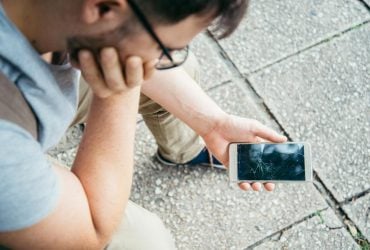 Можно ли заклеить треснувшее стекло смартфона с помощью суперклея: неожиданный ответ
