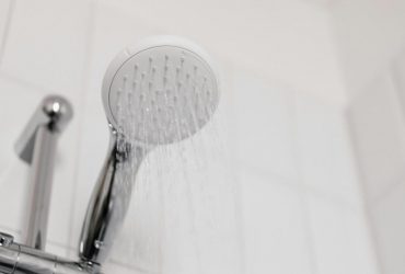 Справжній розсадник для бактерій: експерт пояснила, як швидко очистити душову лійку