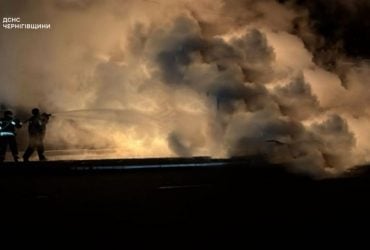 Окупанти атакували інфраструктурний об'єкт у Чернігові: сталася масштабна пожежа (фото)