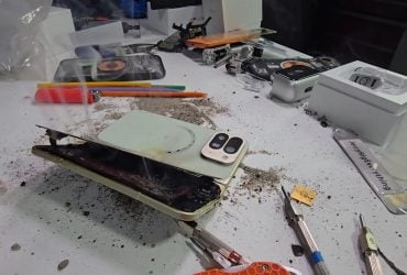 Новенький Google Pixel 10 Pro Fold взорвался в руках у блогера во время проверки на прочность