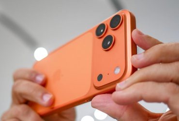 Владелец оранжевого iPhone 17 жалуется, что его смартфон сменил цвет на розовый
