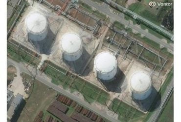 Дым и противодроновые сети: спутниковые снимки запечатлели российские НПЗ в огне
