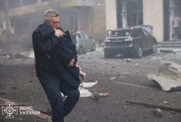 Генерал-майор ГСЧС спасал детей в атакованном детсаду Харькова: фото завирусилось в сети