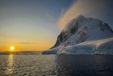 Некоторым айсбергам - тысячи лет: ученые раскрыли цветной секрет льдин-гигантов