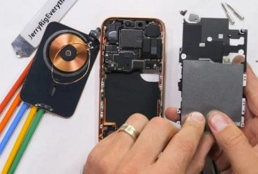 Блогер полностью разобрал новенький iPhone 17 Pro: что он увидел внутри