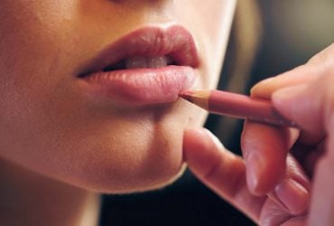 Головний трюк для губ з 90-х повертається: покрокова інструкція