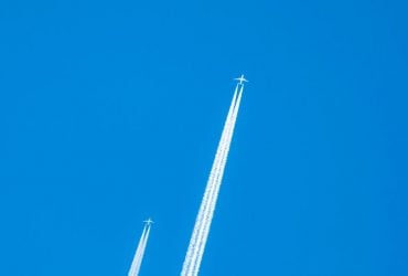 Чому за літаками залишаються білі сліди: прихована загроза, про яку мало хто знає