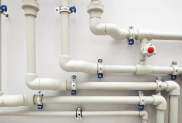 Конденсата на трубах в ванной больше не будет: вот что нужно сделать