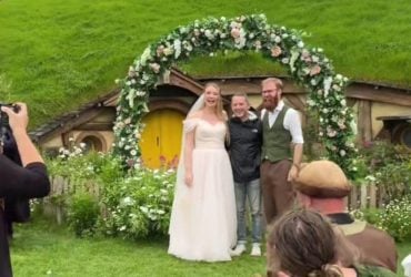 Зірка "Володаря перснів" неочікувано прийшов на весілля фанів у Хоббітоні (відео)