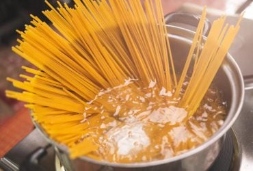 Чому у вас злипаються спагеті і що з цим робити: один лайфхак вирішить проблему