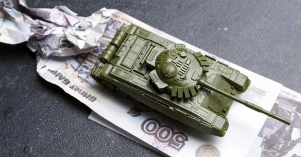 Російський військовий бюджет може скоротитися: у Bloomberg назвали причину