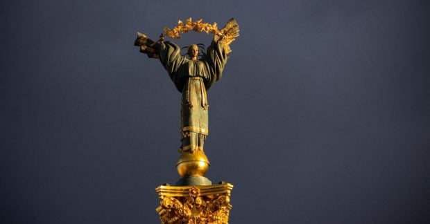 Київ під масованою атакою РФ: палають будинки, є постраждалі