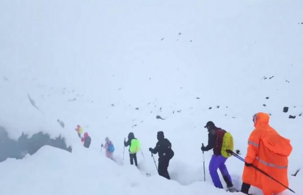 Сотні туристів застрягли на Евересті через снігову бурю (відео)