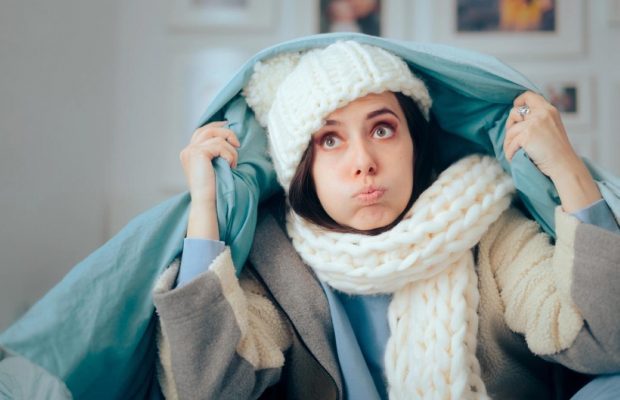 Как согреться дома, не повышая счет за отопление: полезные лайфхаки