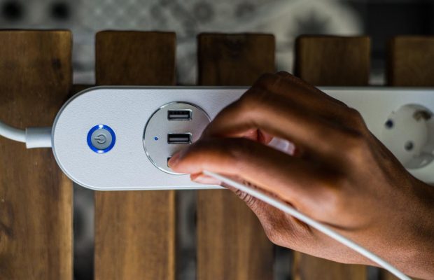 Какие приборы надо выключать из розетки, уходя из дома: из-за них вы платите на 30% больше