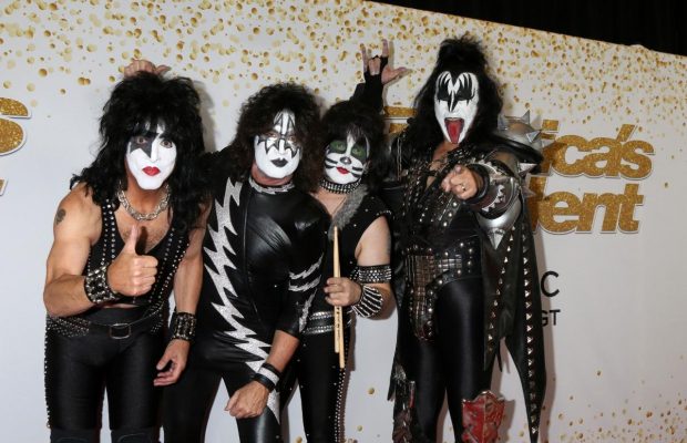 Лідер легендарного гурту KISS потрапив в аварію: що відомо про його стан