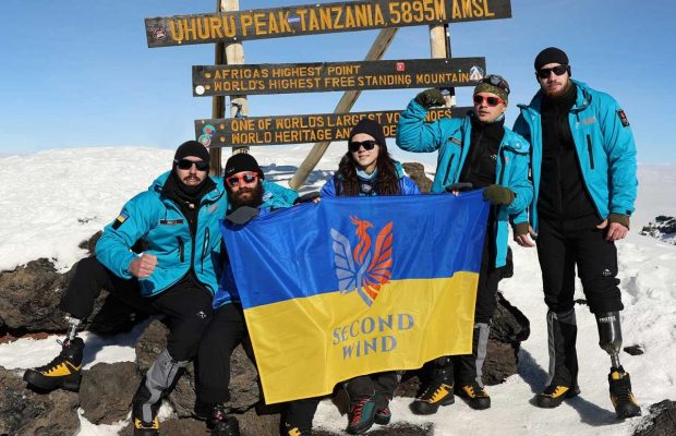 "Второе дыхание": обзор красивого и важного фильма о подъеме украинских ветеранов на Килиманджаро