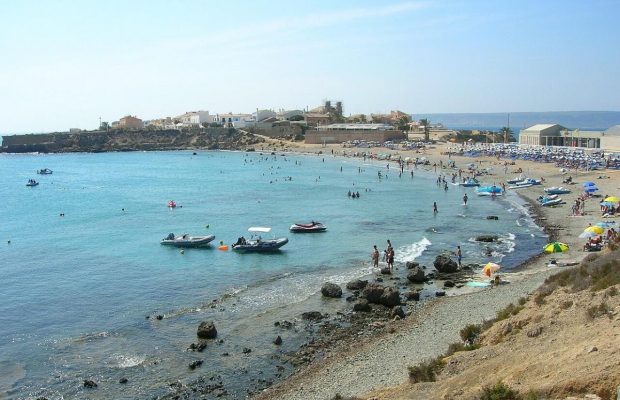 Лише засмага та плавання: названо острів в Іспанії, який створений для "лінивого" відпочинку