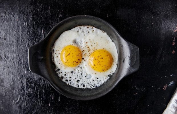 Ідеально просмажені яйця з рідким жовтком за рецептом шеф-кухаря лише за 1 хвилину