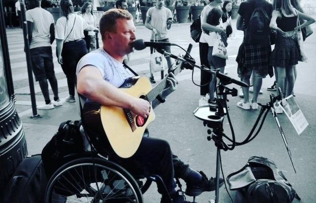 В Киеве мужчина унизил музыканта с инвалидностью: видео разлетелось по сети