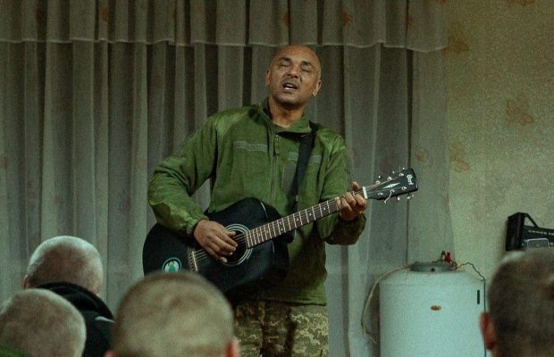 "Наказ - працювати з гітарою": лідер гурту The Вйо відверто розповів про свою службу