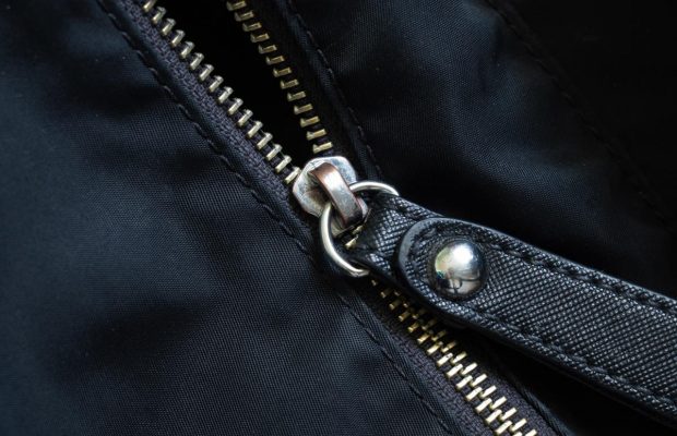 Как починить молнию на одежде за пару секунд: вам нужен 1 бытовой предмет (видео)