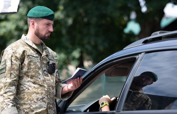 Коли краще перетинати кордон, щоб не "застрягнути": прикордонники дали поради