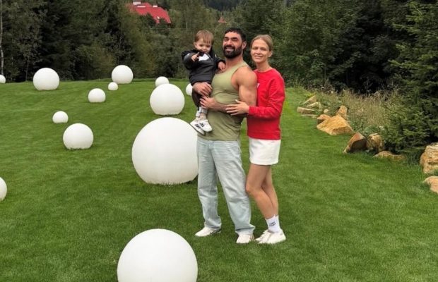 "Я розповідаю все": Віталій Козловський зізнався, чи ревнує його дружина до фанаток